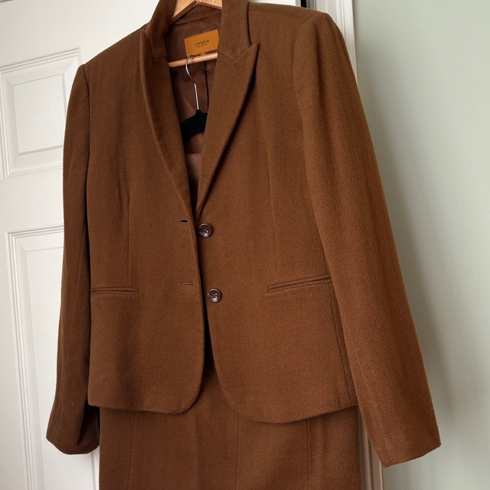 Elegant 100% wool suit